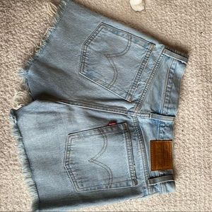 Levi’s Wedgie Short | Size 25 | Light Wash